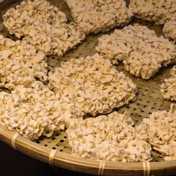 水交社蒜香麻醬空軍拌麵商品細節特寫，來自眷村的好味道！空軍拌麵麵體改良自傳統手工關廟麵，堅持全程日曬吸收陽光，打造溫暖如家的好味道。