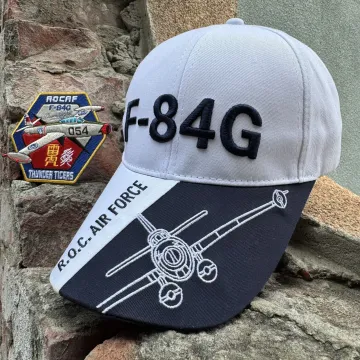 F-84G 雷霆機空軍帽主商品展示照，雷虎一代機空軍帽以沉穩的經典白色為基底，結合水交社在地歷史與雷虎小組飛行意象。