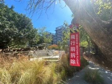 飛行前拆除飄帶鑰匙圈使用情境照，扣上這條經典飄帶，解鎖專屬於你的飛行儀式，帶著夢想隨時準備出發起飛！